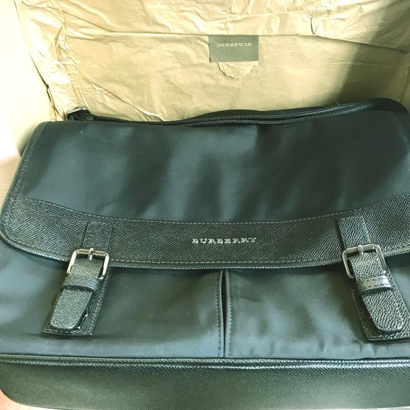 Medium LeatherMessenger Bag